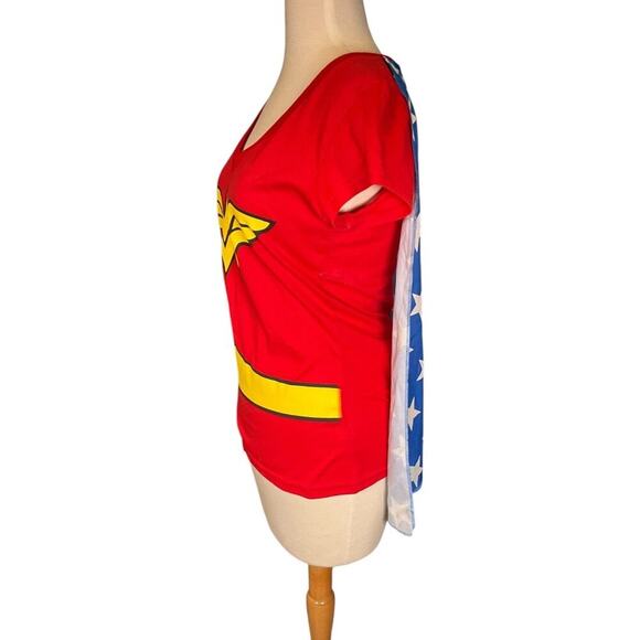 DC Comics Originals Wonder Women T-Shirt With Detachable Cape Size Medium NWOT - Picture 4 of 8
